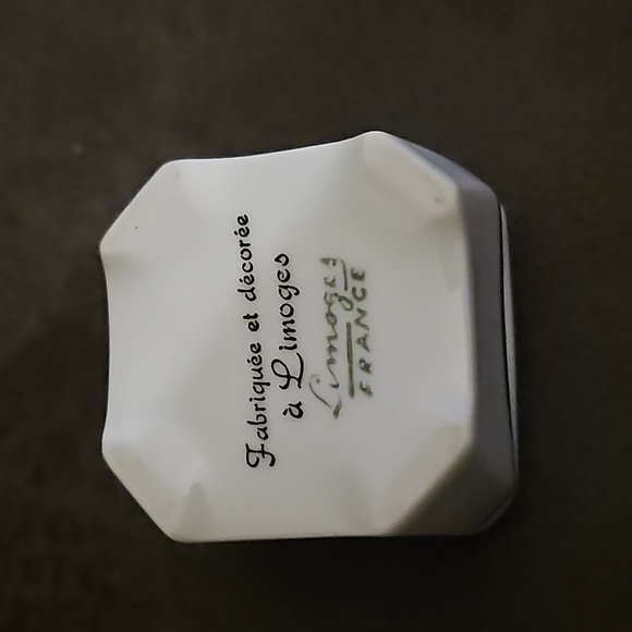 LIMOGES VINTAGE TRINKET PILL BOX - Picture 4 of 4